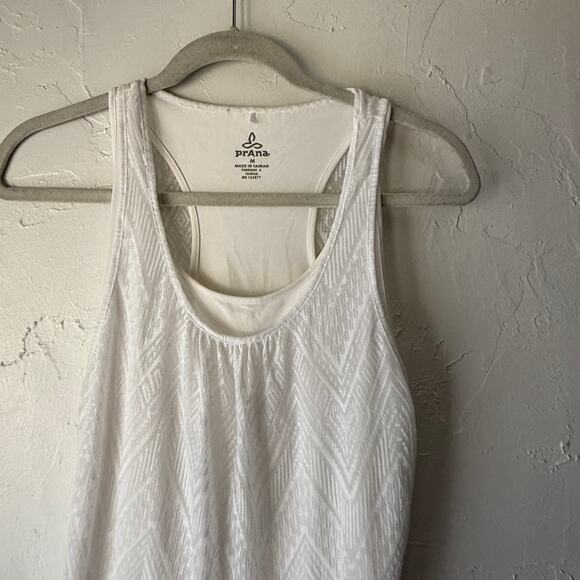 prAna‎ White Chevron Pattern Racerback Tank Top M Activewear Yoga Layering - Picture 2 of 6